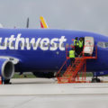 Azafata encontró a pasajera de Southwest Airlines “descansando” en el compartimento del equipaje