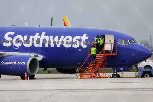 Azafata encontró a pasajera de Southwest Airlines “descansando” en el compartimento del equipaje