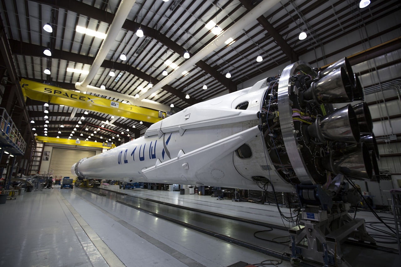 La NASA otorga contratos a Jeff Bezos y Elon Musk para misión lunar de 2024