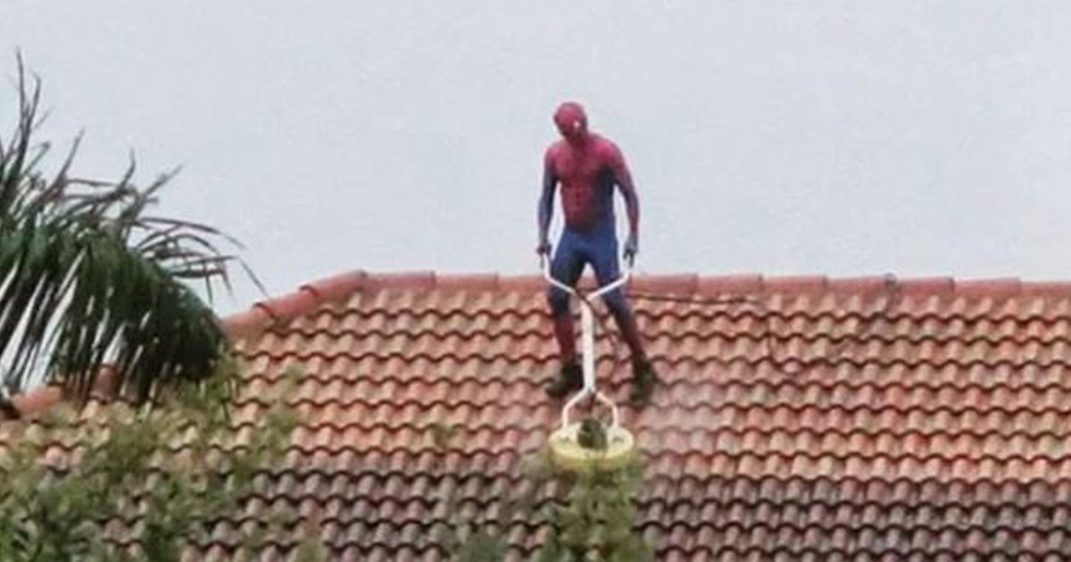 ¡Increíble! Spiderman sin protección limpia tejados en Miramar (Vídeo)