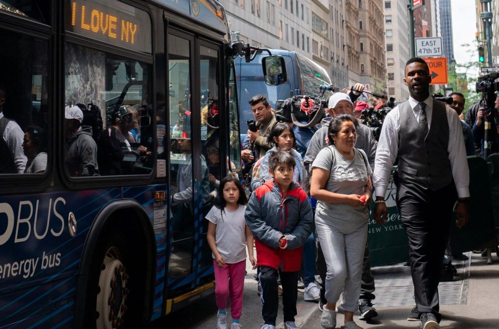 Nueva York adopta medida desesperada: Pagarán a quien reciba en su casa a inmigrantes