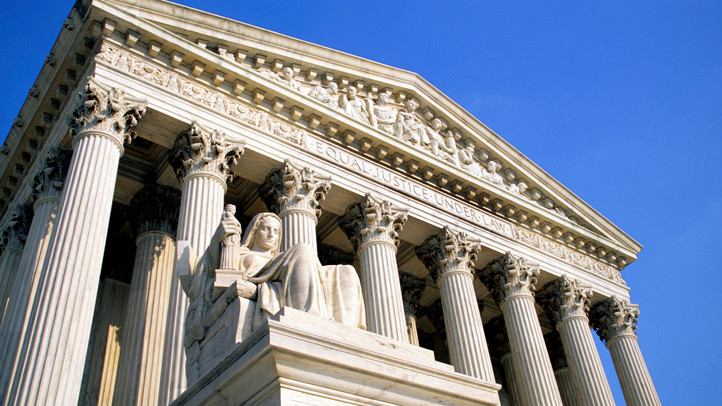 La Corte Suprema permite al gobierno de Trump aplicar la regla de “carga pública”