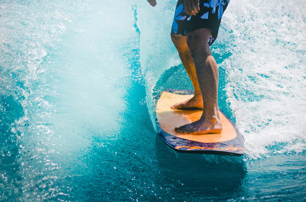 Surfista escapa ileso tras toparse con enorme tiburón en Hawái