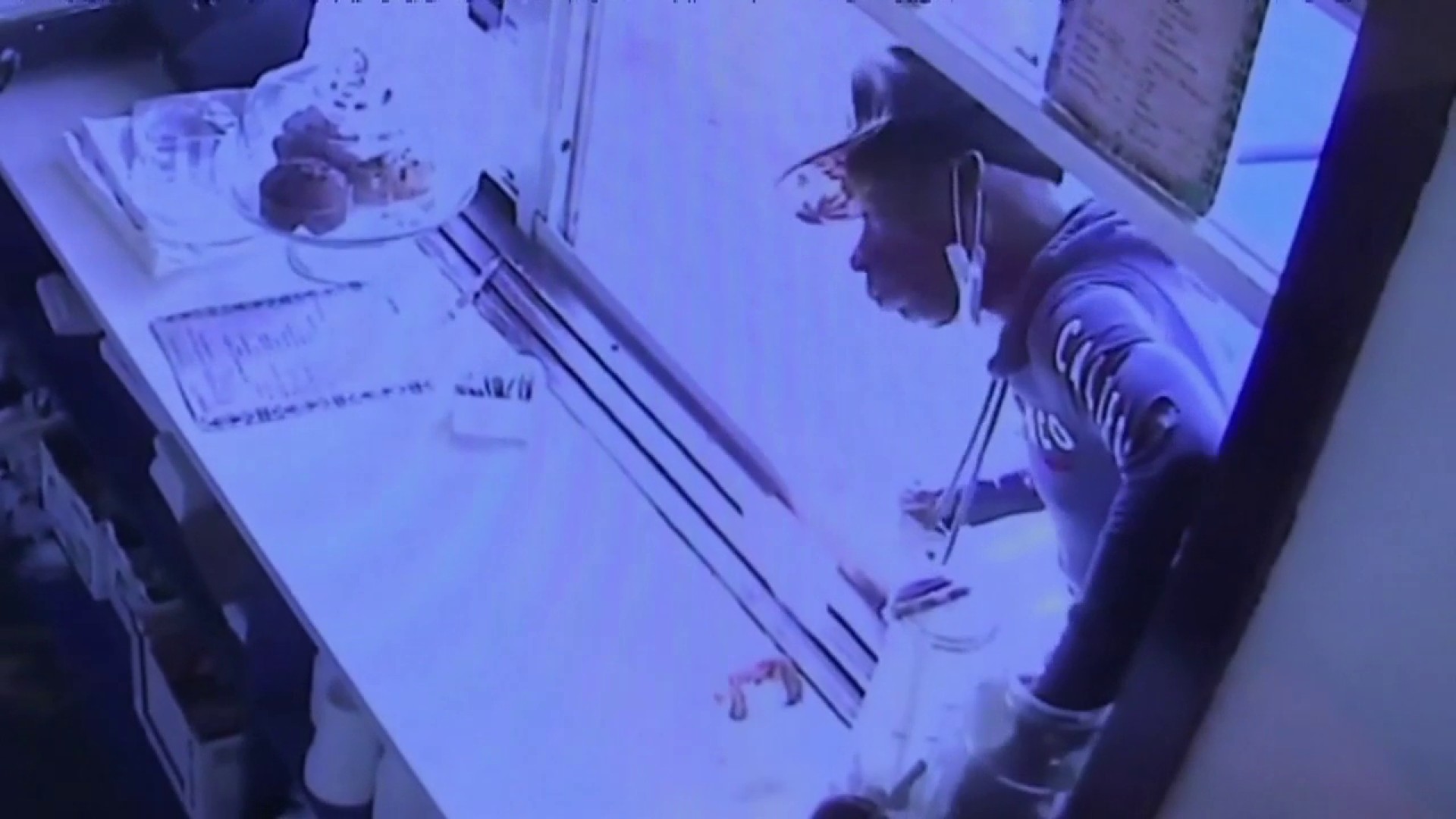 Video de vigilancia captura a un hombre robando las propinas de un restaurante en Miami Beach