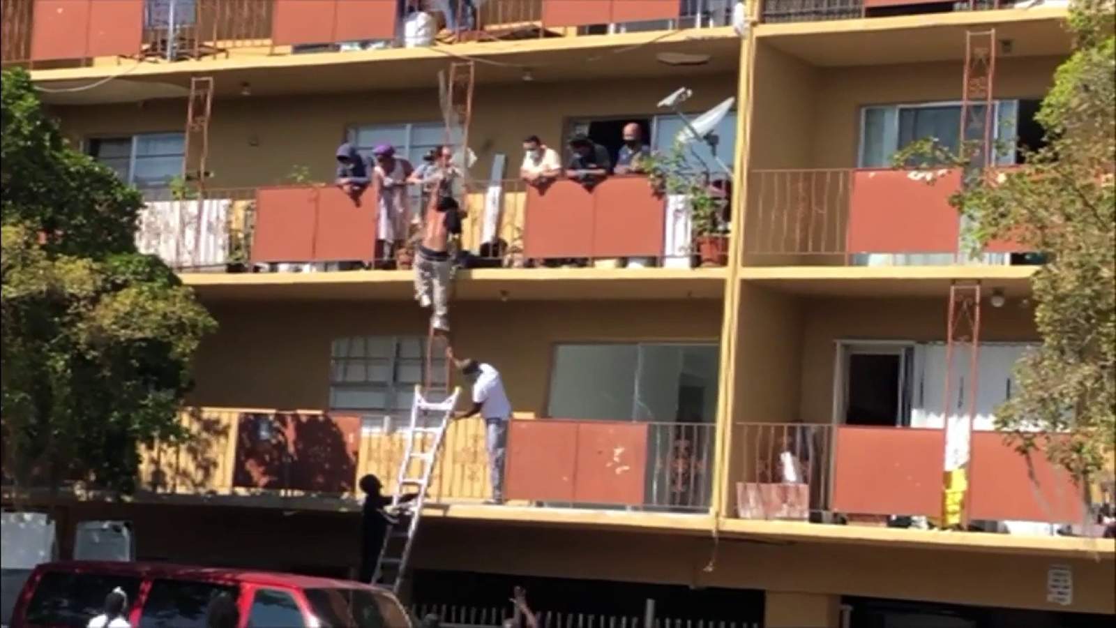 Un edificio en llamas del norte de Miami obligó a los residente a saltar de los balcones