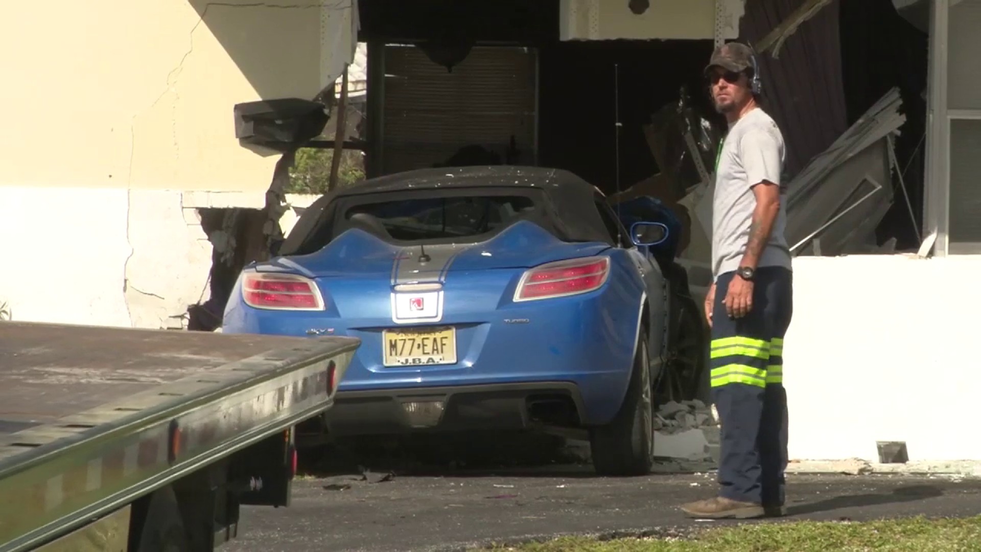 Conductor huye luego de estrellar su vehículo contra una casa en Pompano Beach
