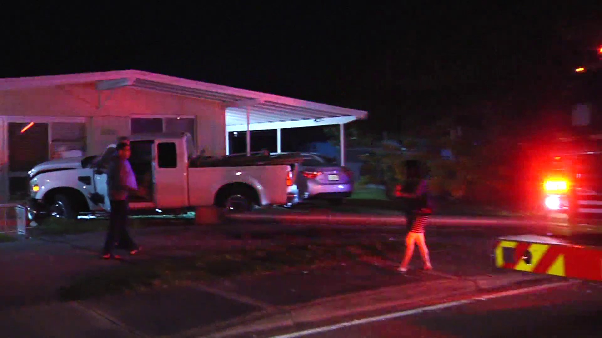Camioneta se estrella contra una casa de Miami-Dade y el conductor se dio a la fuga