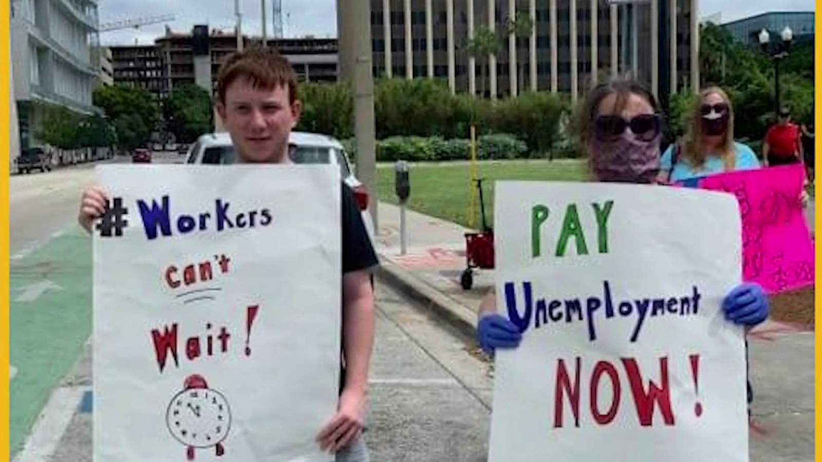 Cientos de trabajadores desempleados piden un cambio para el sistema de beneficios DEO