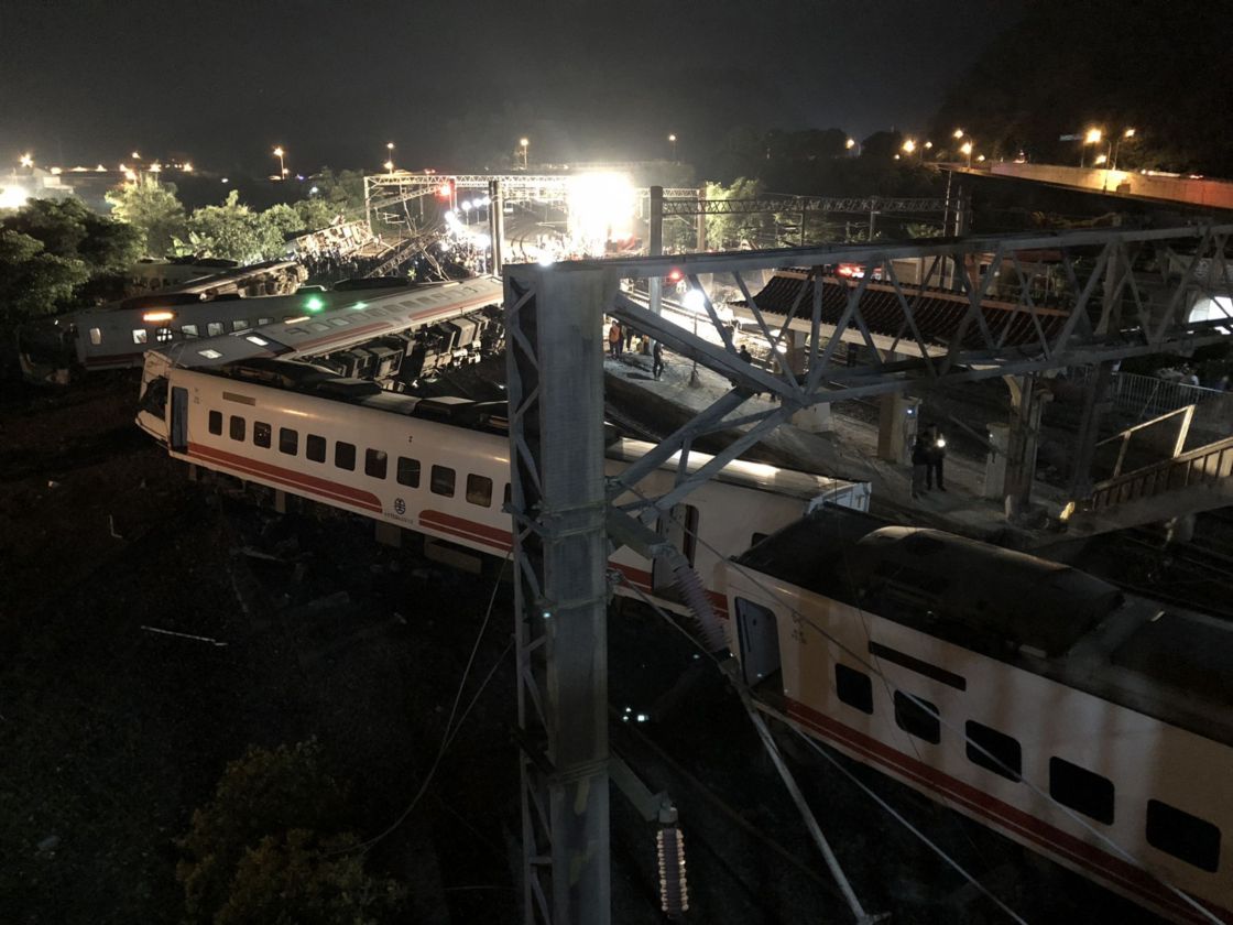 Descarrilamiento de tren en Taiwán dejó 50 muertos