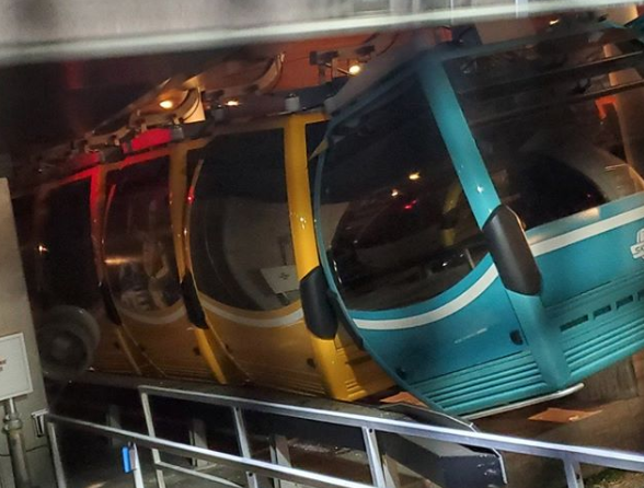 Visitantes quedaron atrapados por horas en teleférico Skyliner de Disney