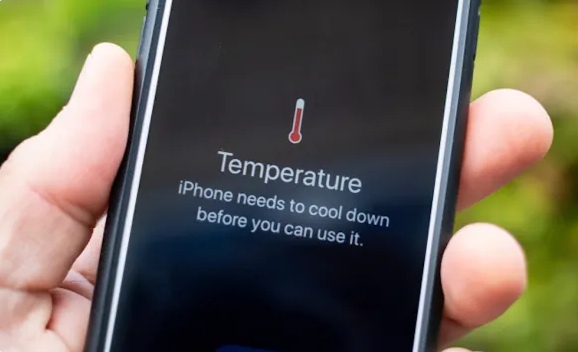 ¿Tu teléfono se recalienta con la olas de calor? Así puedes enfriarlo de una manera segura