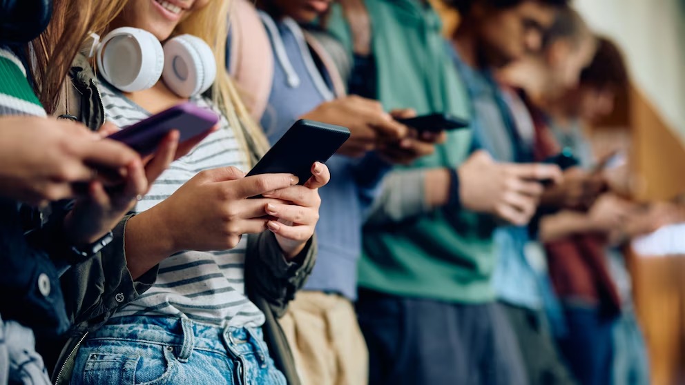 No más distracción: Prohíben usar teléfonos en escuelas de Broward