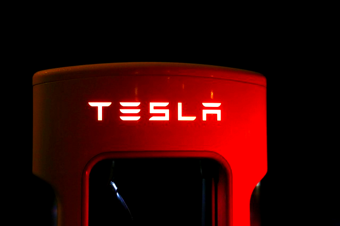 Caen acciones de Tesla: Ha perdido 45% de la capitalización del mercado