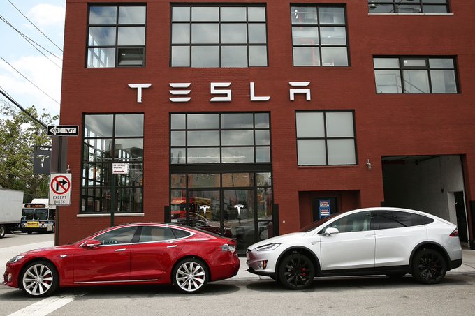 Nuevos vehículos eléctricos desplazan a Tesla como rey del mercado en EE.UU