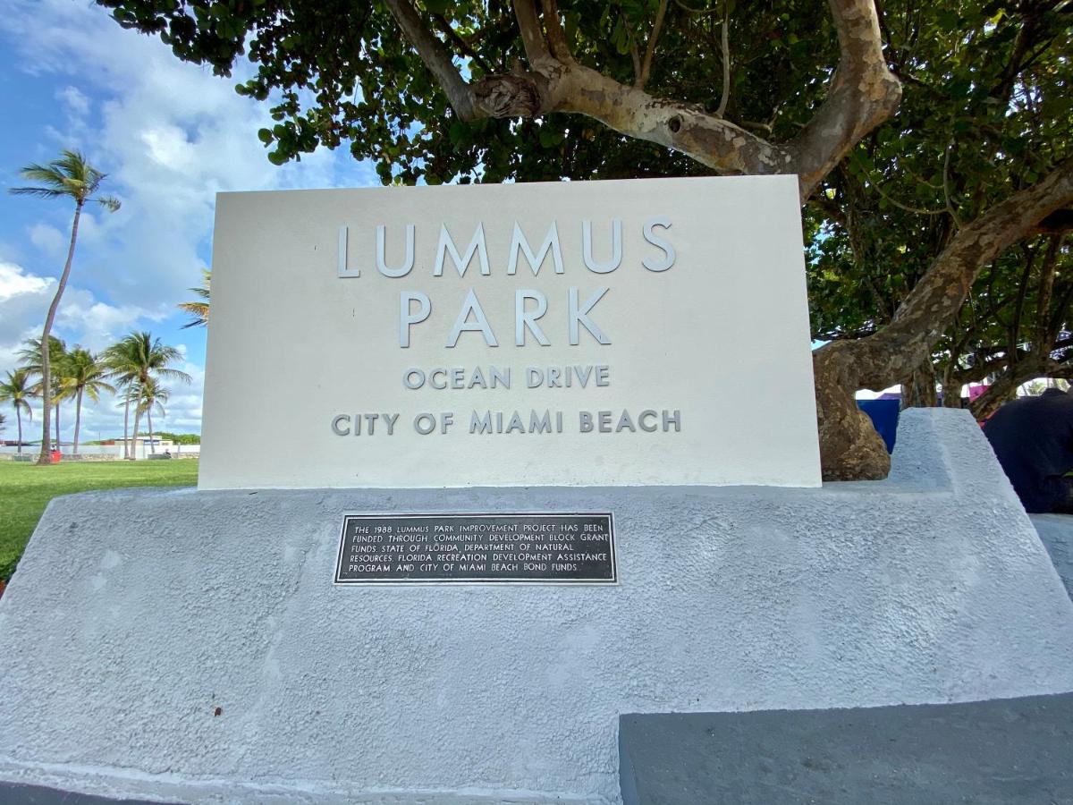 Testigos dicen que, por segunda vez, hombre vandalizó monumento en Miami Beach