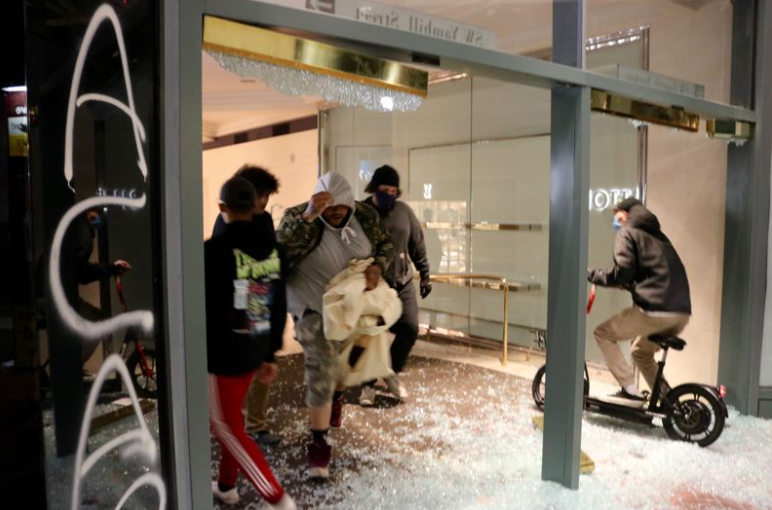 Destruyen tienda de Louis Vuitton cuando Portland se sumió en disturbios y saqueos (videos)