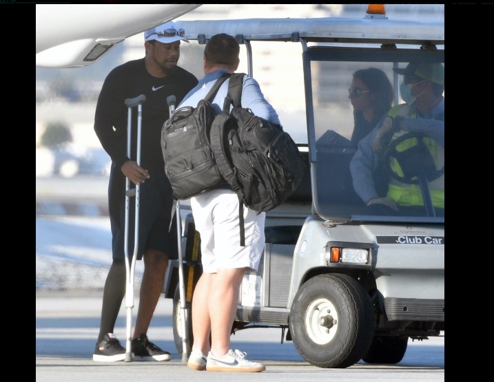 Tiger Woods llegó a Los Ángeles en muletas pero ha mejorado