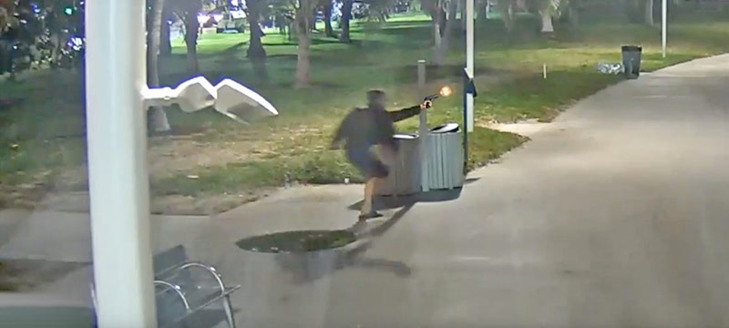 Capturan en video a hombre disparando en plena vía pública