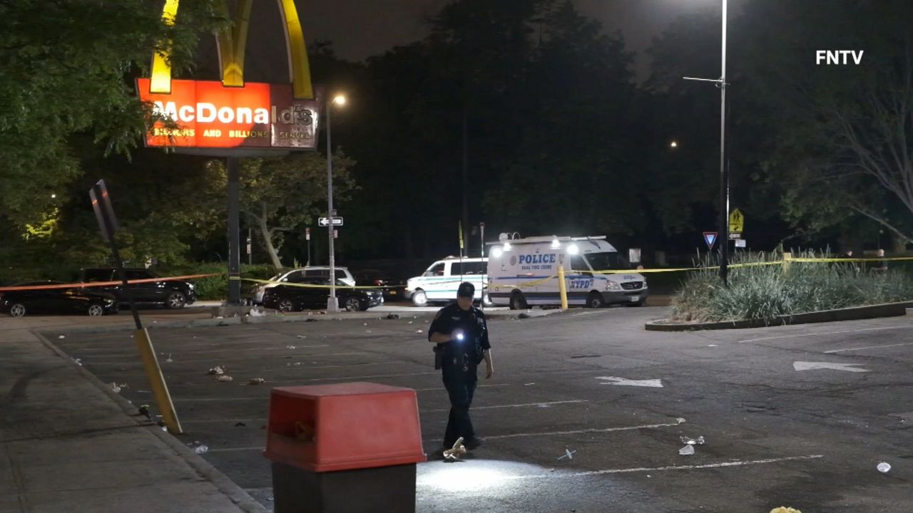 Tiroteo afuera de McDonald’s en Chicago deja dos muertos y ocho heridos