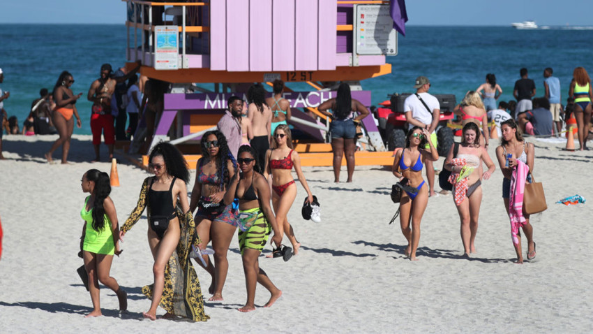 Turistas ignoran el toque de queda en Miami Beach