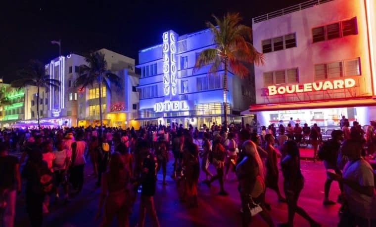 Miami Beach declara toque de queda nocturno tras tiroteos mortales