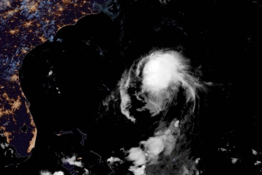 Nueva tormenta tropical Erin se formó lejos de la costa este de EEUU