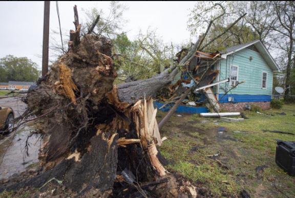 Tornados aislados dejaron dos muertos y casas destruidas en Florida
