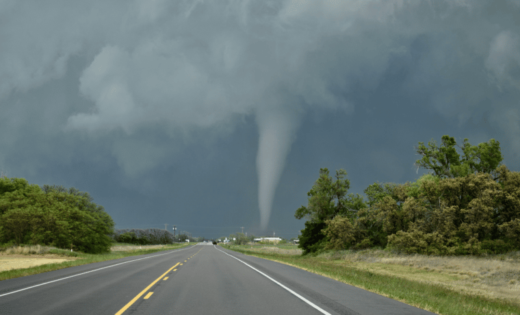 Espeluznante video: Pareja escapa por poco de un tornado en Texas
