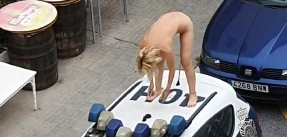 Mujer se sube desnuda encima de patrulla de policía tras quedar en libertad por saltarse confinamiento (Video)