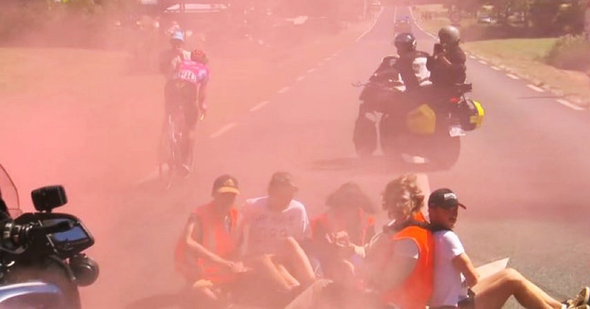 Tour de Francia en su 10 etapa tuvo una pausa por protestas en la ruta