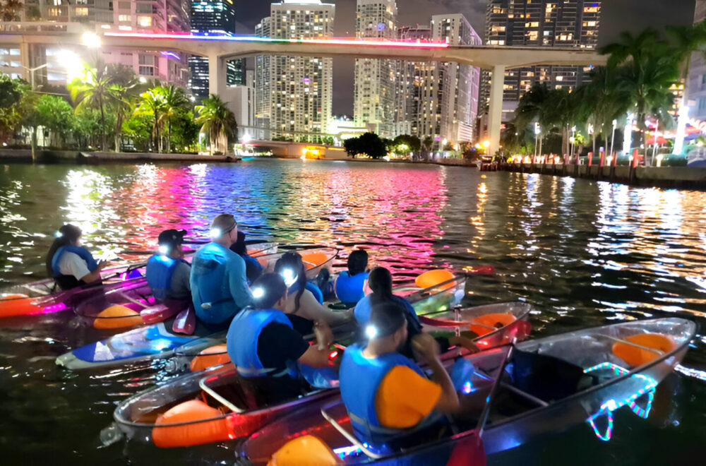 ¿Plan diferente? Prueba el kayak nocturno con LED por el río de Miami