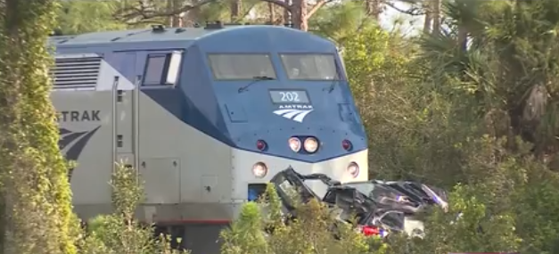 Tres personas murieron cuando el tren de pasajeros de Amtrak chocó con un vehículo en Júpiter