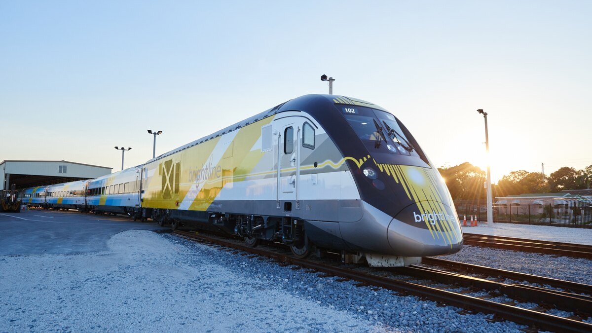 Tren Brightline mata a hombre que caminaba sobre las vías