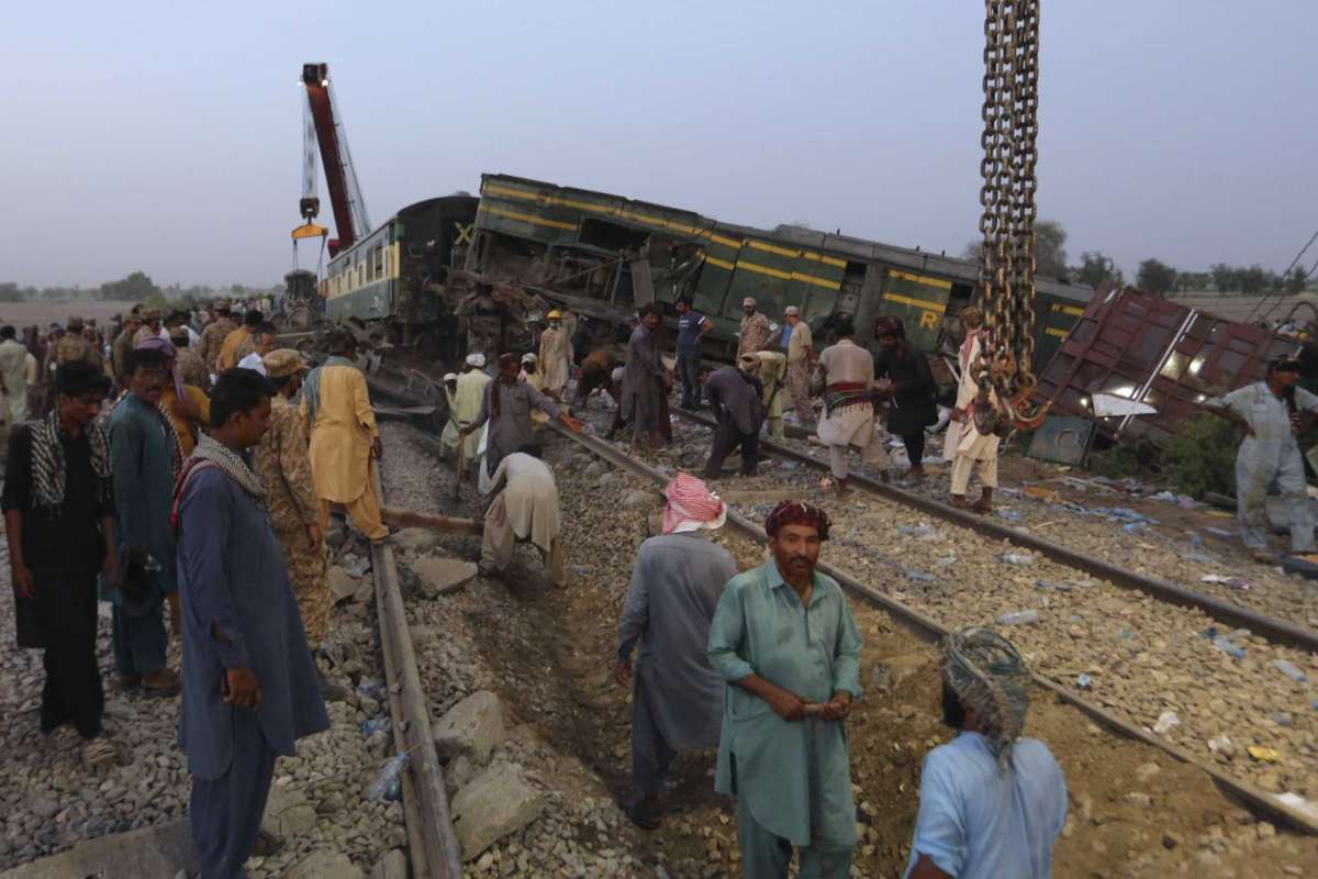 Brutal accidente de tren en Pakistán deja decenas de fallecidos