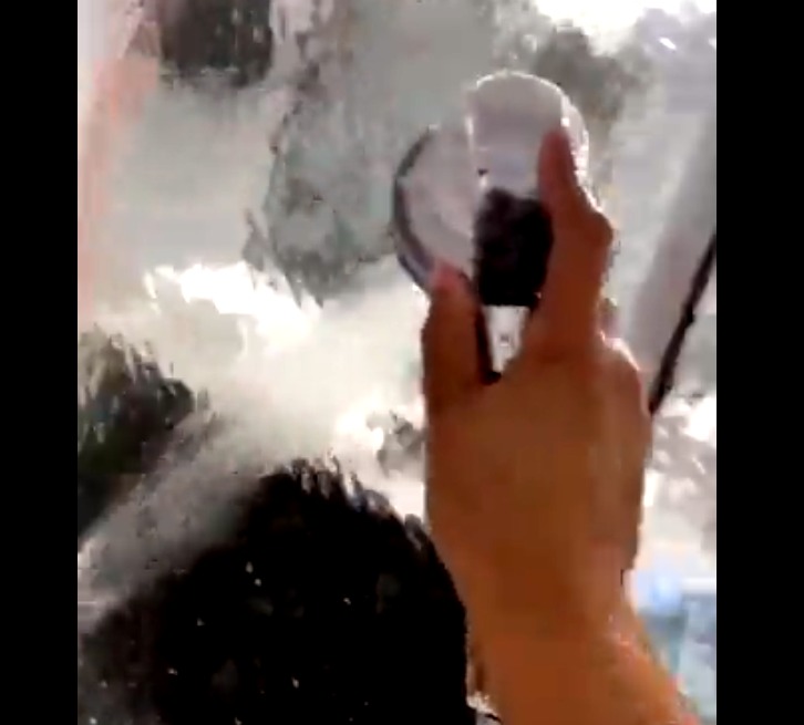 Un singular truco para limpiar una ducha causa furor en TikTok