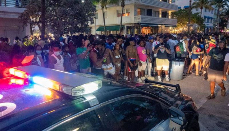 Turistas afroamericanos se quejan de maltrato policial durante Spring Break en Miami Beach