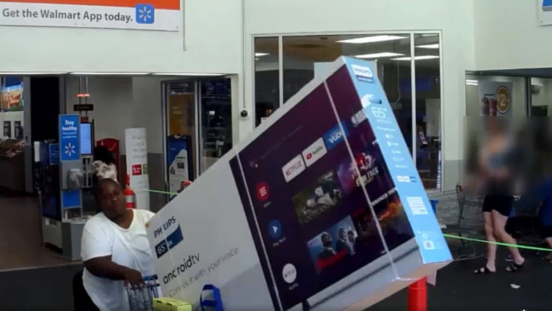 Dos señoras intentan robar TV de 65 pulgadas de Walmart en Florida (Video)