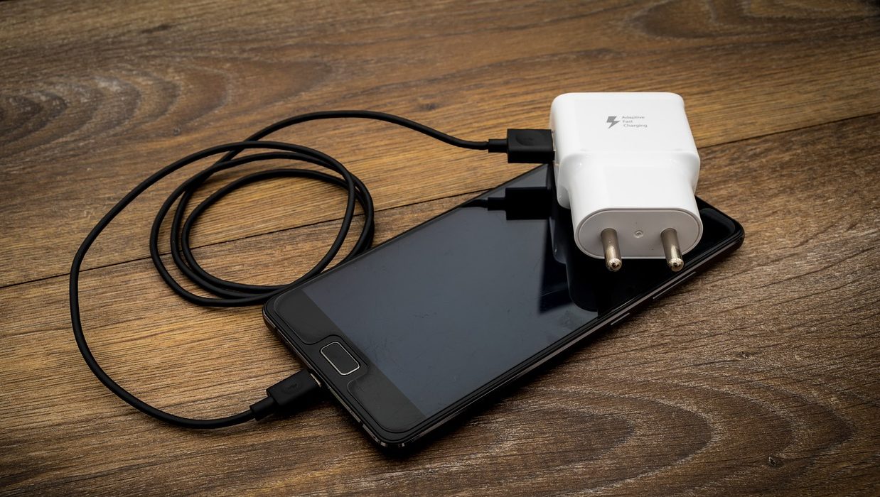 Niño recibió descargas eléctricas tras jugar con su móvil conectado a un enchufe en China