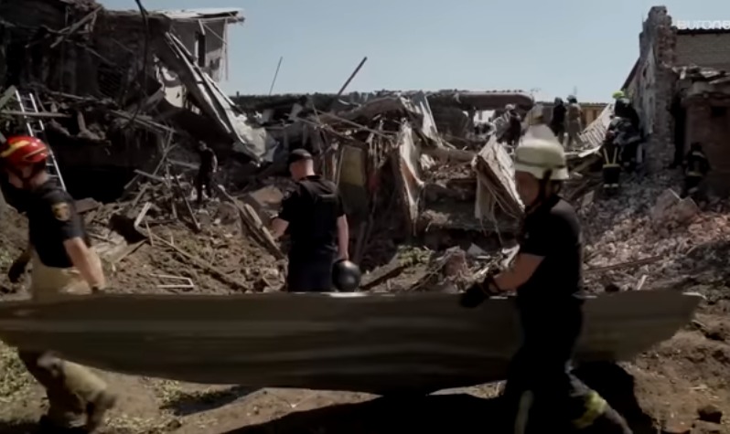 Ataque ruso contra edificio residencial deja al menos 15 fallecidos