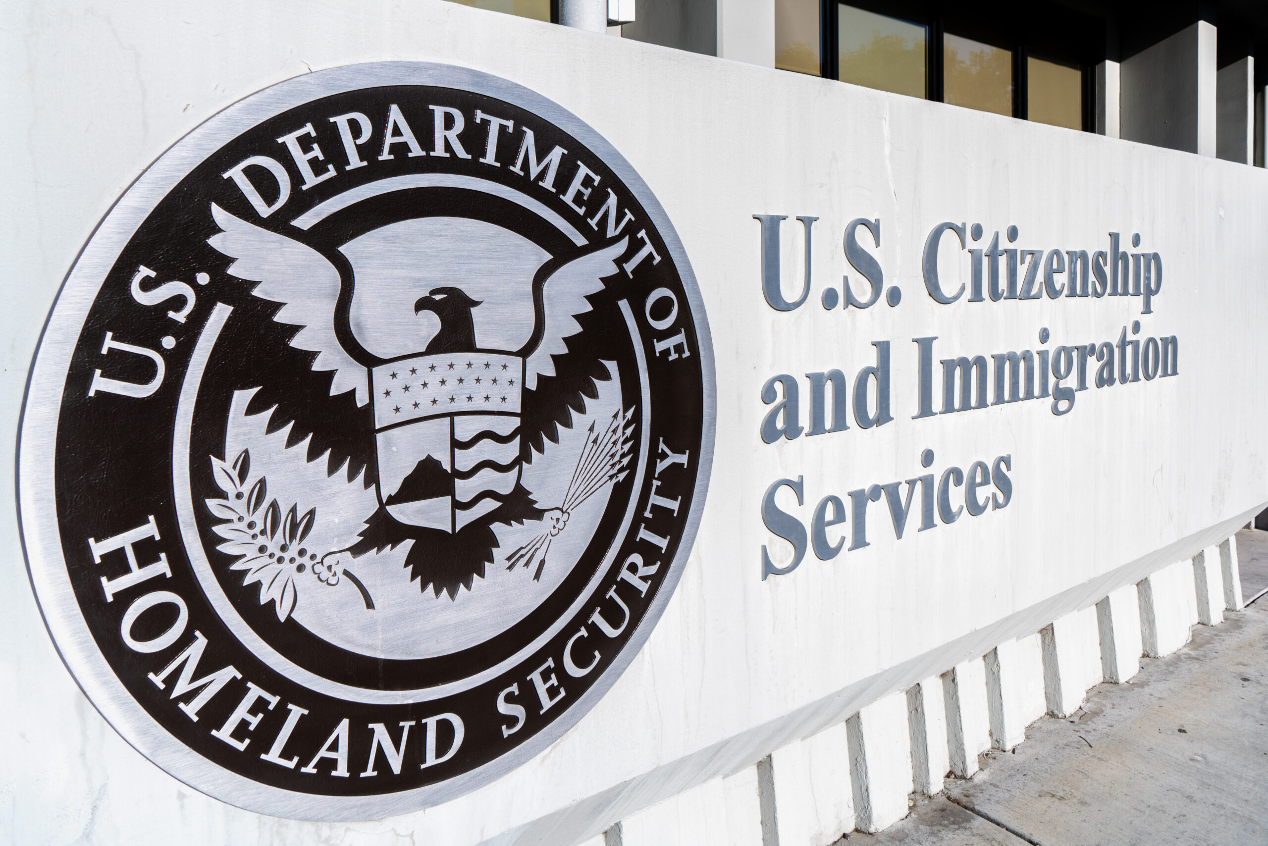 Corte de California frena implementación de nuevas tarifas del servicio de inmigración