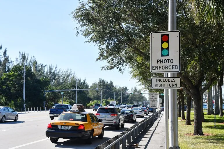 Multas falsas amenazan a conductores en Florida ¡Atentos!