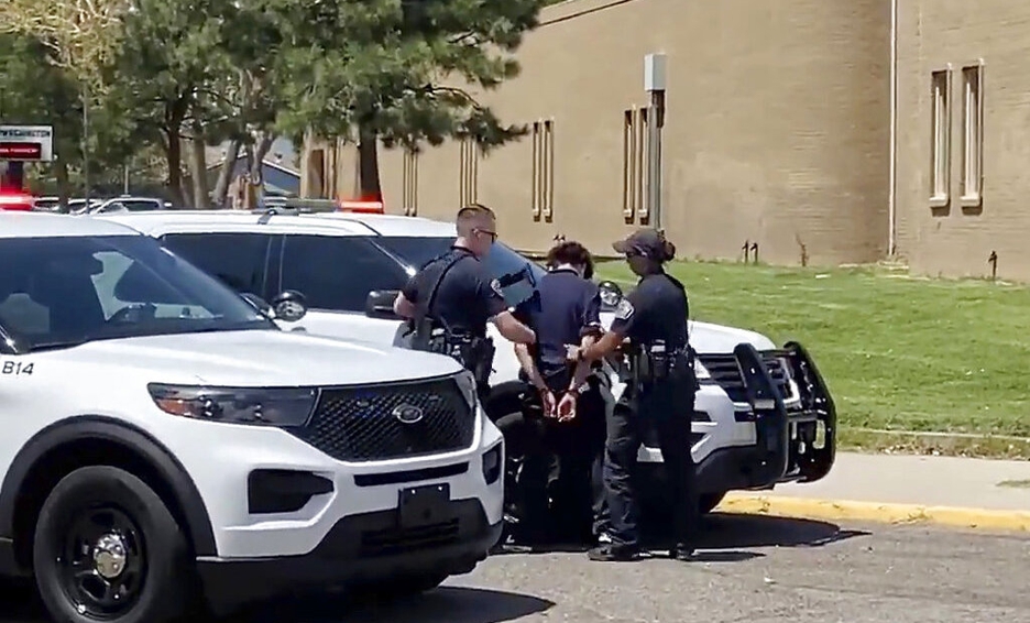 Un estudiante muerto y otro detenido tras tiroteo en una escuela de Albuquerque
