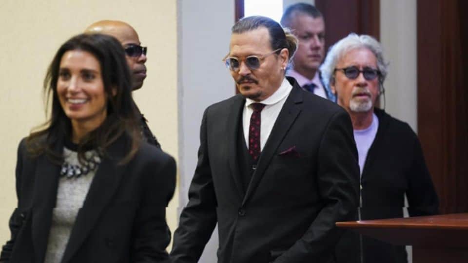 ¡Nuevo romance! Johnny Depp está saliendo con su ex abogada británica