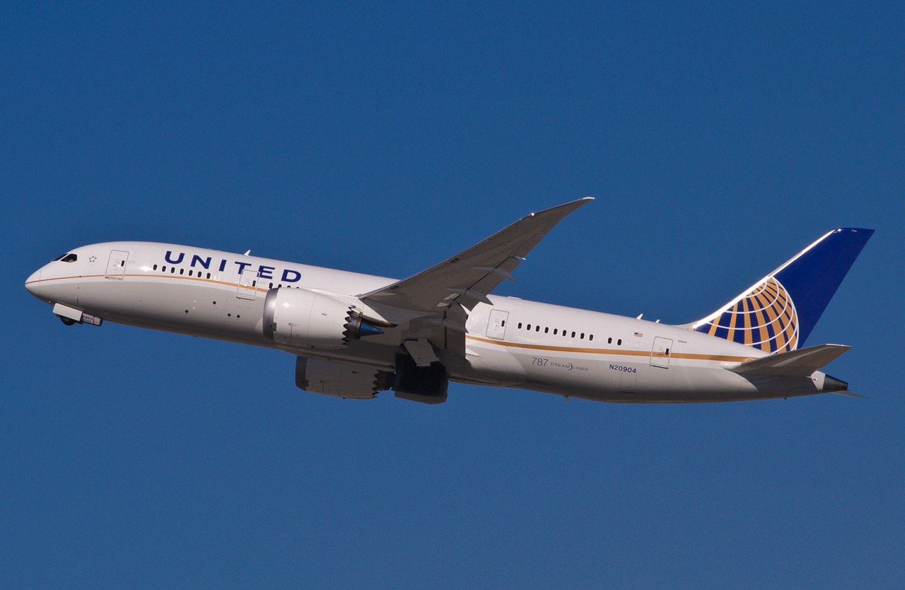 Trabajadores de United Airlines que no se vacunen serán puestos en licencia y sin sueldo