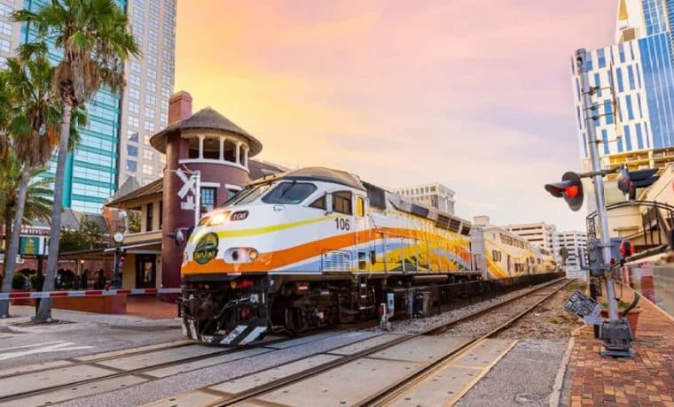 Universal planea construir una parada de tren en el distrito turístico de Orlando