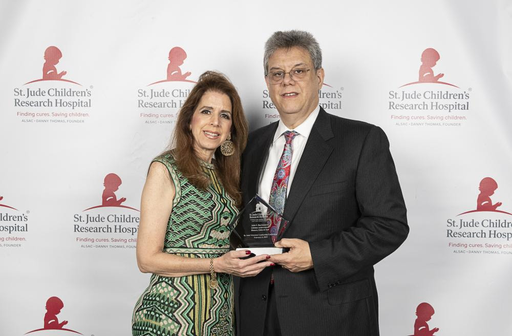 Julio C. Barrionuevo recibe el Lifetime Achievement Award por su servicio voluntario para el St. Jude Children’s Research Hospital