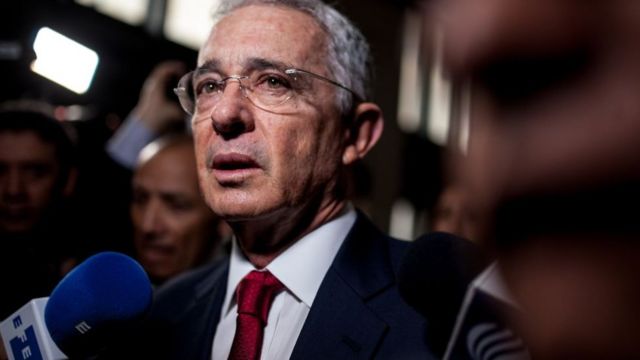 Avioneta en Miami se pasea con mensaje en contra de Álvaro Uribe