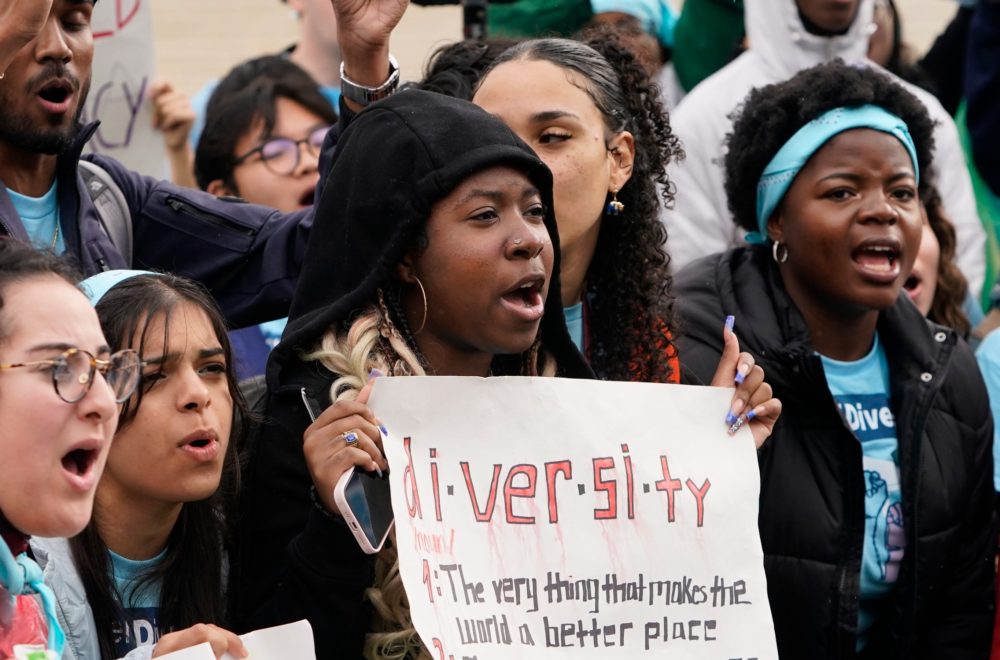 Corte Suprema restringe admisiones universitarias basadas en la raza