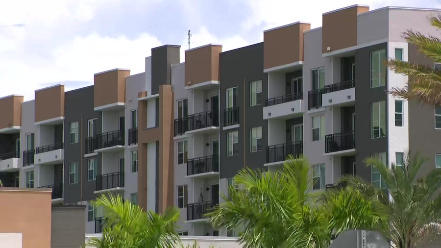 Inquilinos de Miami Gardens se ven obligados a abandonar su apartamento