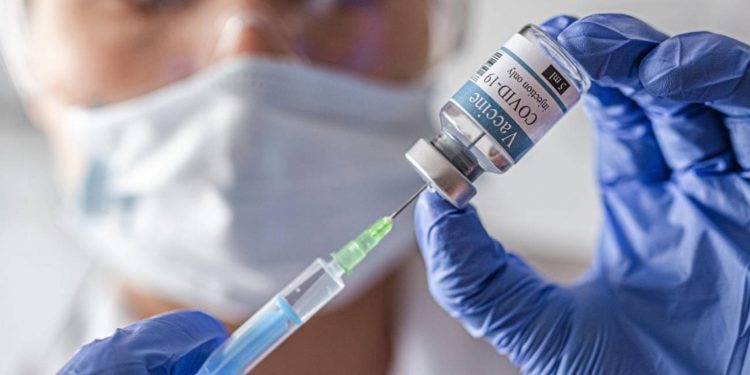Investigan muerte de médico vacunado contra COVID-19 en Miami